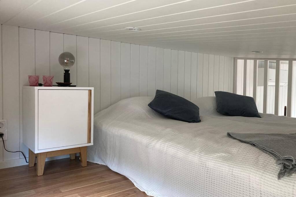 Cabin In The Woods, Close To Lake Maelaren Ескилстуна Екстериор снимка